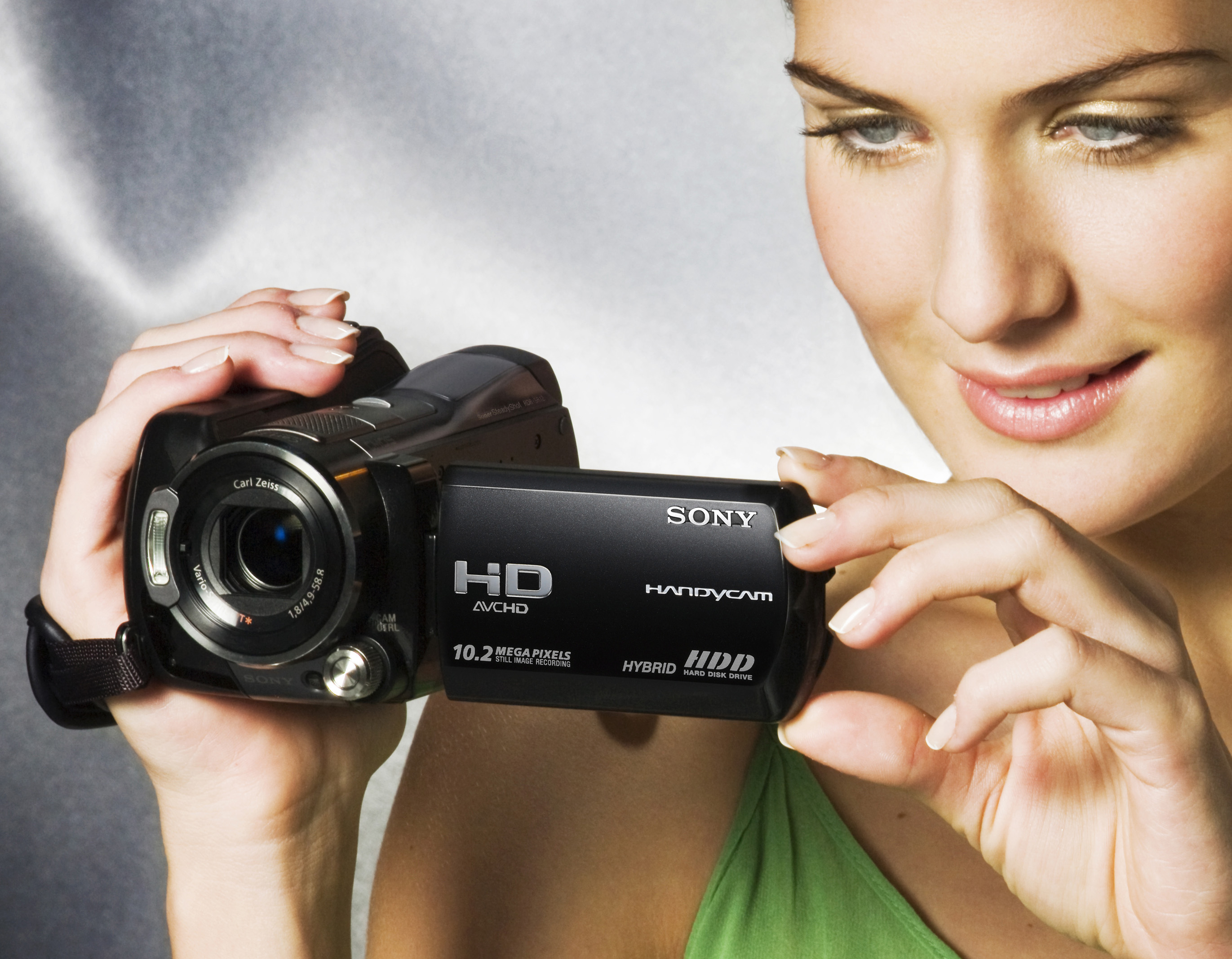Видео хочу купить. Сони хендикам камера. Sony Handycam съёмка. Видеокамера в руке. Sony фотоаппарат для видеосъемки.