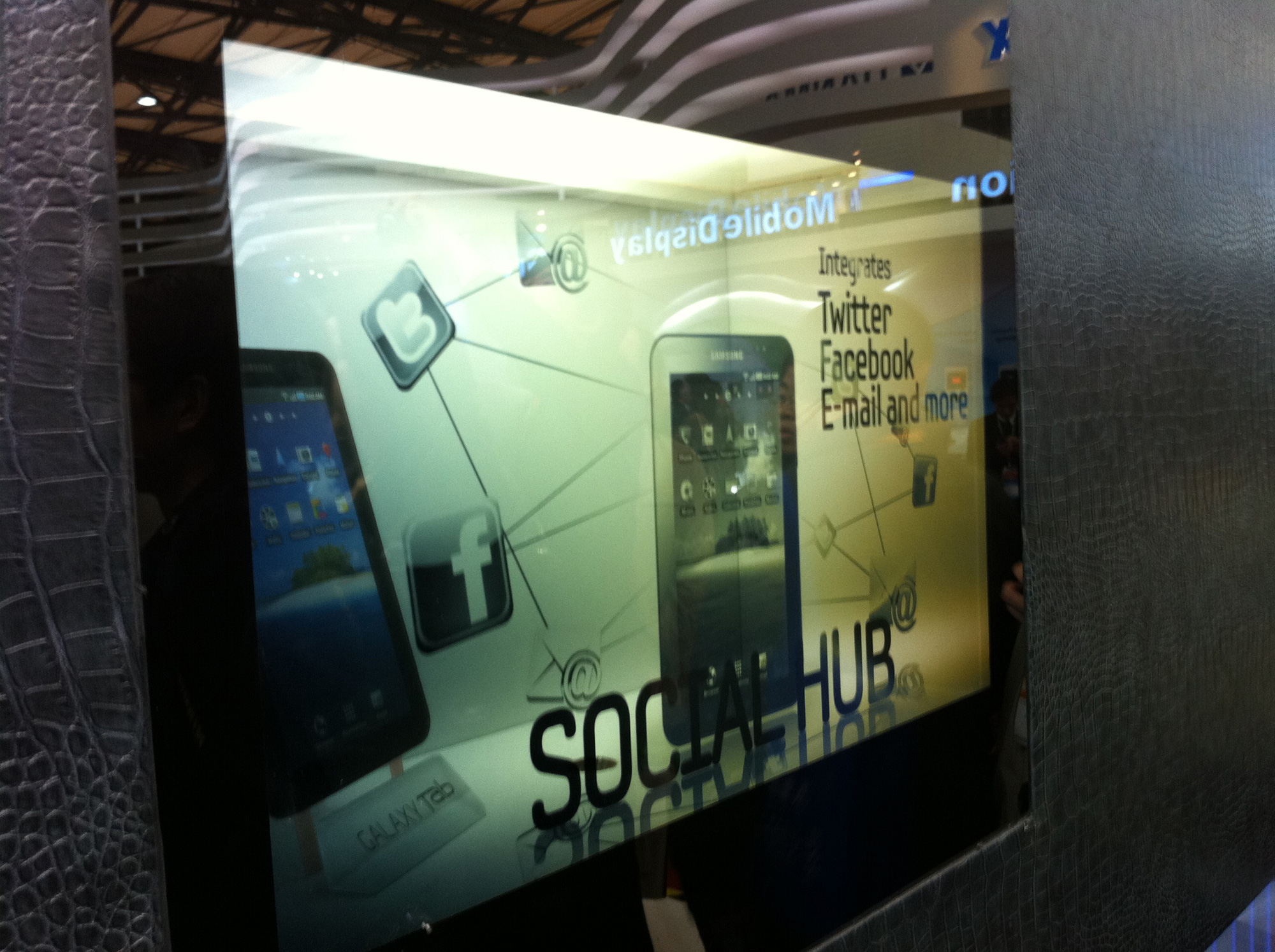 Экран которой можно и получить. Самсунг с прозрачным экраном. Прозрачный дисплей самсунг. Прозрачную панель на Samsung. Прозрачный дисплей небольшой.